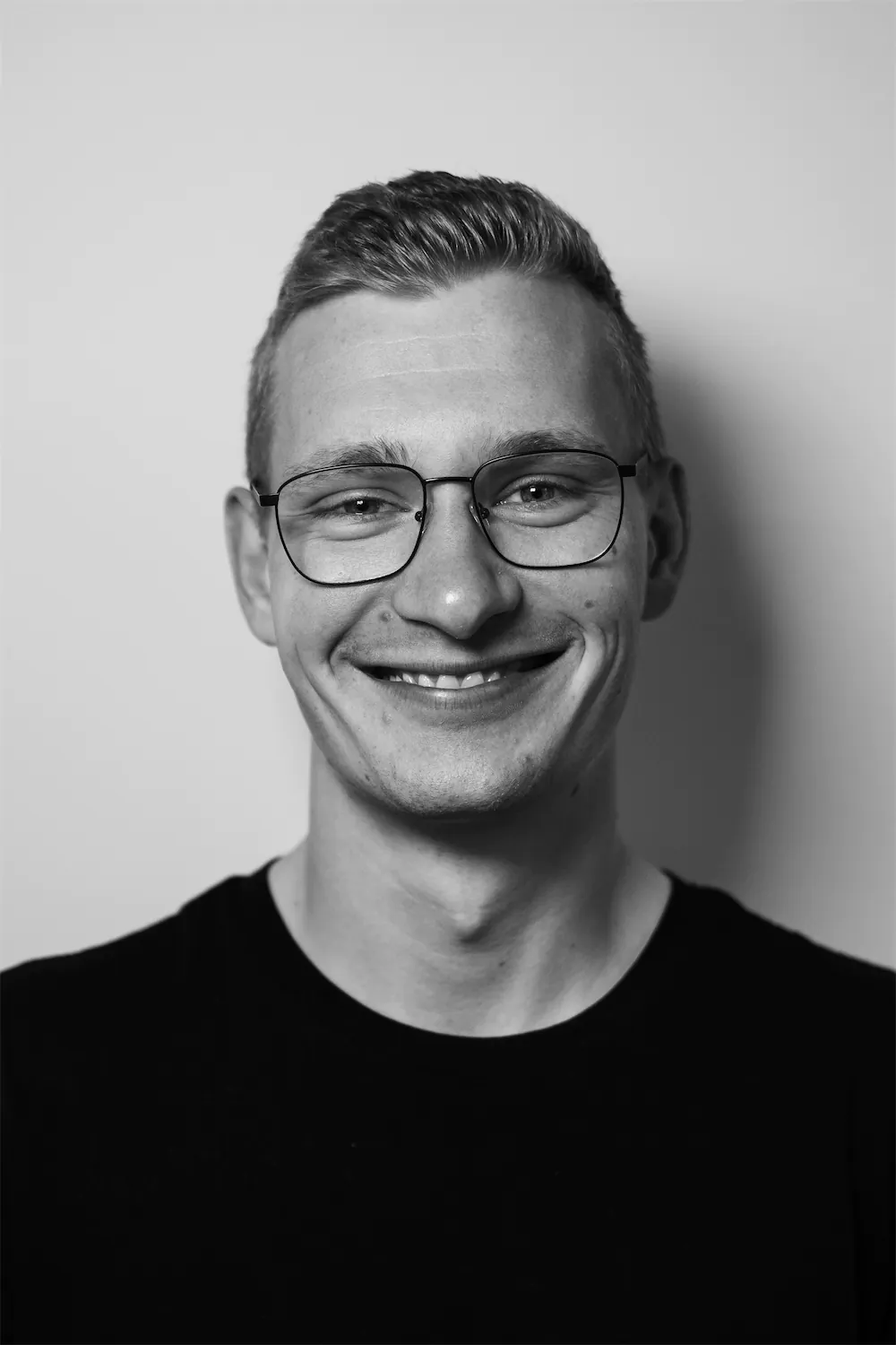 Ein schwarz-weiß Portrait Foto von Sven Dommert. Es sieht durchaus gut aus. 